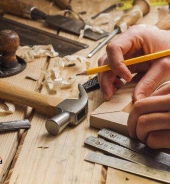 Schweizer Handwerker misst und entwirft Holz im Atelier – Symbol für Präzision, Qualität und Professionalität, mit Switzerland Web Logo