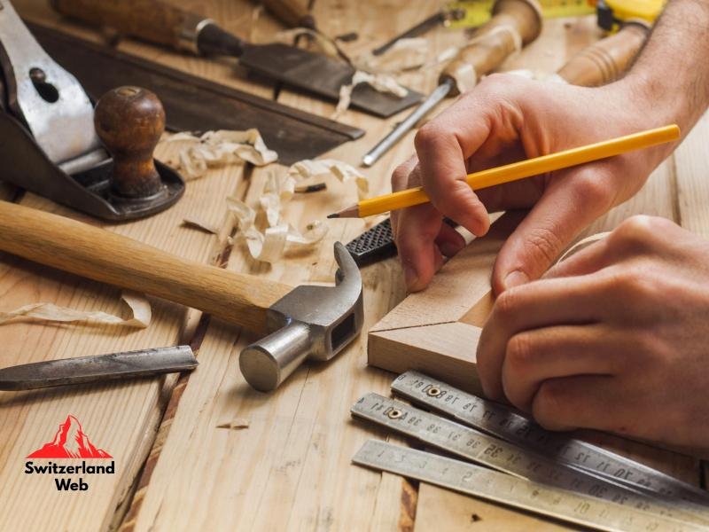 Schweizer Handwerker misst und entwirft Holz im Atelier – Symbol für Präzision, Qualität und Professionalität, mit Switzerland Web Logo