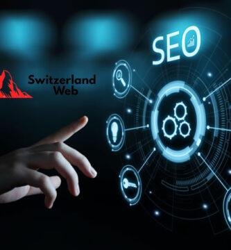 SEO Konzept Schweiz – Hand berührt digitales Interface mit Symbolen für Suchmaschinenoptimierung, Sichtbarkeit und Webperformance – Switzerland Web