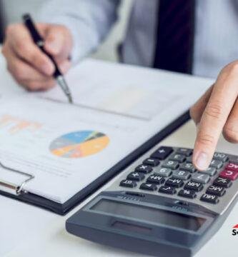 Entrepreneur suisse calculant le retour sur investissement de son site web à l’aide de graphiques et d’une calculatrice – symbole de stratégie et de croissance, avec le logo Switzerland Web.