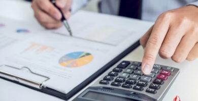 Entrepreneur suisse calculant le retour sur investissement de son site web à l’aide de graphiques et d’une calculatrice – symbole de stratégie et de croissance, avec le logo Switzerland Web.