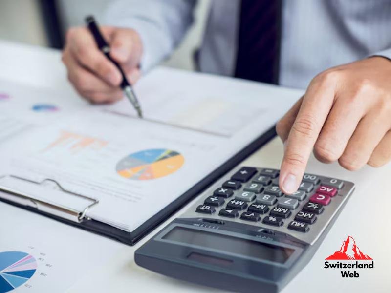 Entrepreneur suisse calculant le retour sur investissement de son site web à l’aide de graphiques et d’une calculatrice – symbole de stratégie et de croissance, avec le logo Switzerland Web.