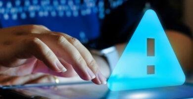 Hand tippt auf Tablet mit Warnsymbol – häufige Fehler beim Erstellen einer Website, Symbolbild für Webdesign Schweiz.