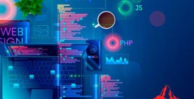 Modernes Webdesign Schweiz – Laptop mit HTML, CSS, JS und PHP Code, Symbolbild für professionelle Webentwicklung von Switzerland Web